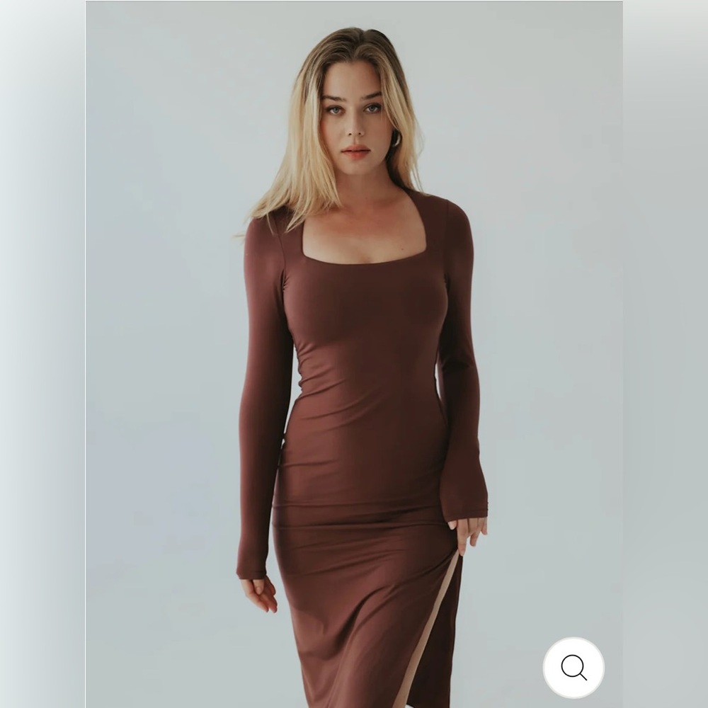 SQUARE NECK MIDI BRAMI
DRESS